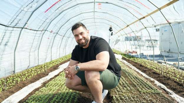 Laurent Duvernay-Tardif s’interroge dans la nouvelle série originale Crave J’AI UNE QUESTION