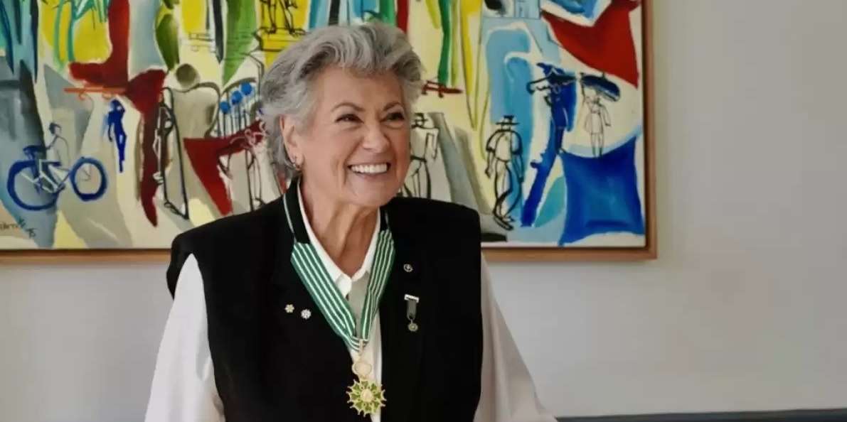Ginette Reno reçoit l’insigne de commandeure de l’Ordre des Arts et des Lettres décerné par le ministère de la Culture de France