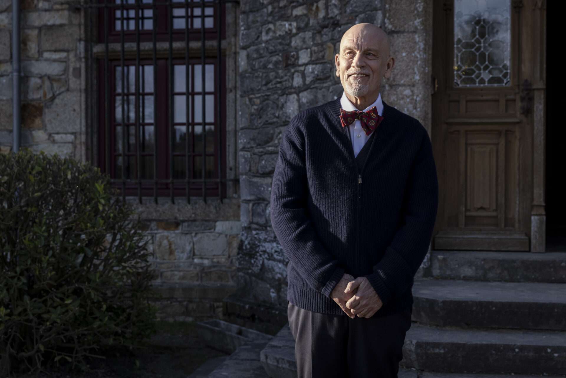 John Malkovich et Fanny Ardant réunis dans COMPLÈTEMENT CRAMÉ! Au cinéma le 1er décembre 2023.