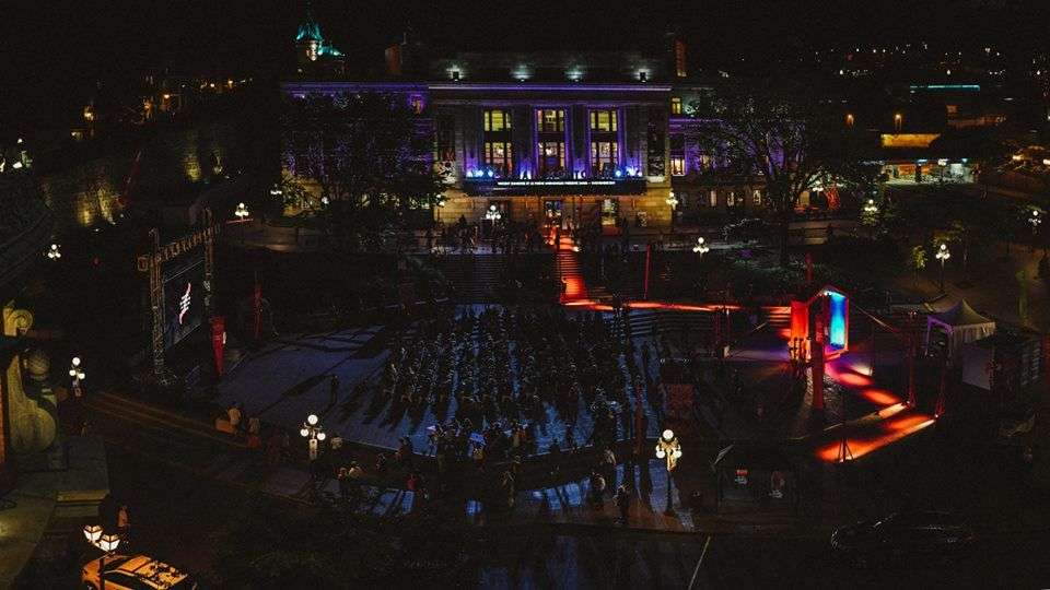 Le FCVQ transforme la Place D’Youville en super salle de cinéma extérieure !