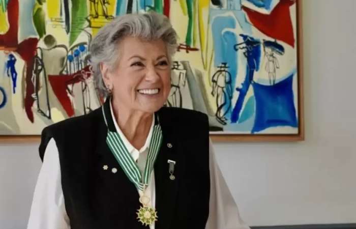 Ginette Reno reçoit l’insigne de commandeure de l’Ordre des Arts et des Lettres décerné par le ministère de la Culture de France